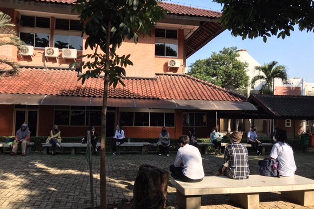 Peserta Ujian Tulis Berbasis Komputer (UTBK) - Seleksi Bersama Masuk Perguruan Tinggi Negeri (SBMPTN) 2020 bersiap untuk mengikuti ujian di sejumlah fakultas di Universitas Indonesia (UI), Minggu (5/7/2020). 