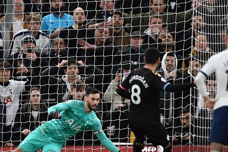 Eksekusi penalti IIkay Guendogan yang terbaca oleh Hugo Lloris saat laga Tottenham Hotspur vs Manchester City di Stadion Tottenham, London, Minggu (2/2/2020). 