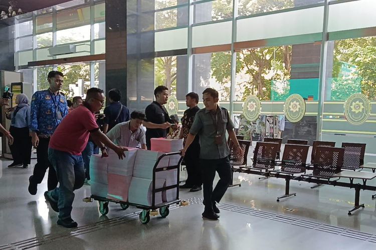 Berkas sembilan tersangka kasus korupsi Pertamina saat dilimpahkan ke Pengadilan Tipikor pada Pengadilan Negeri Jakarta Pusat, Rabu (1/10/2025)