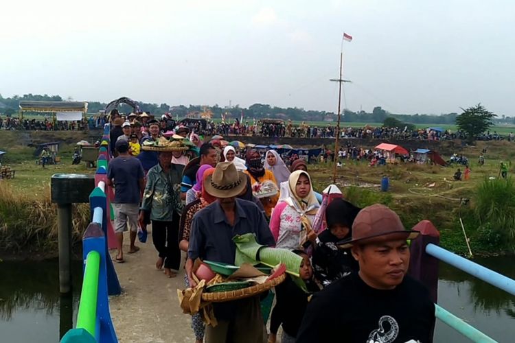 Ribuan warga Desa Kendengsidialit, Kecamatan Welahan, Kabupaten Jepara, Jawa Tengah menggelar kirab 1000 ingkung ayam, di kampung halamannya, Kamis (20/9/2018).