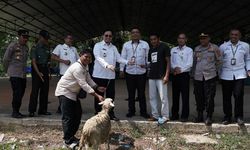Hadiri Kursus Tani, Bupati Aulia Serahkan Bantuan Tani dan Ternak untuk Sejahterakan Masyarakat HST