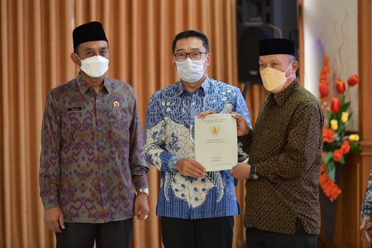 Gubernur Jawa Barat Ridwan Kamil saat memberikan sertifikat tanah wakaf bagi kabupaten/kota wilayah Jawa Barat, Senin (25/4/2022).
