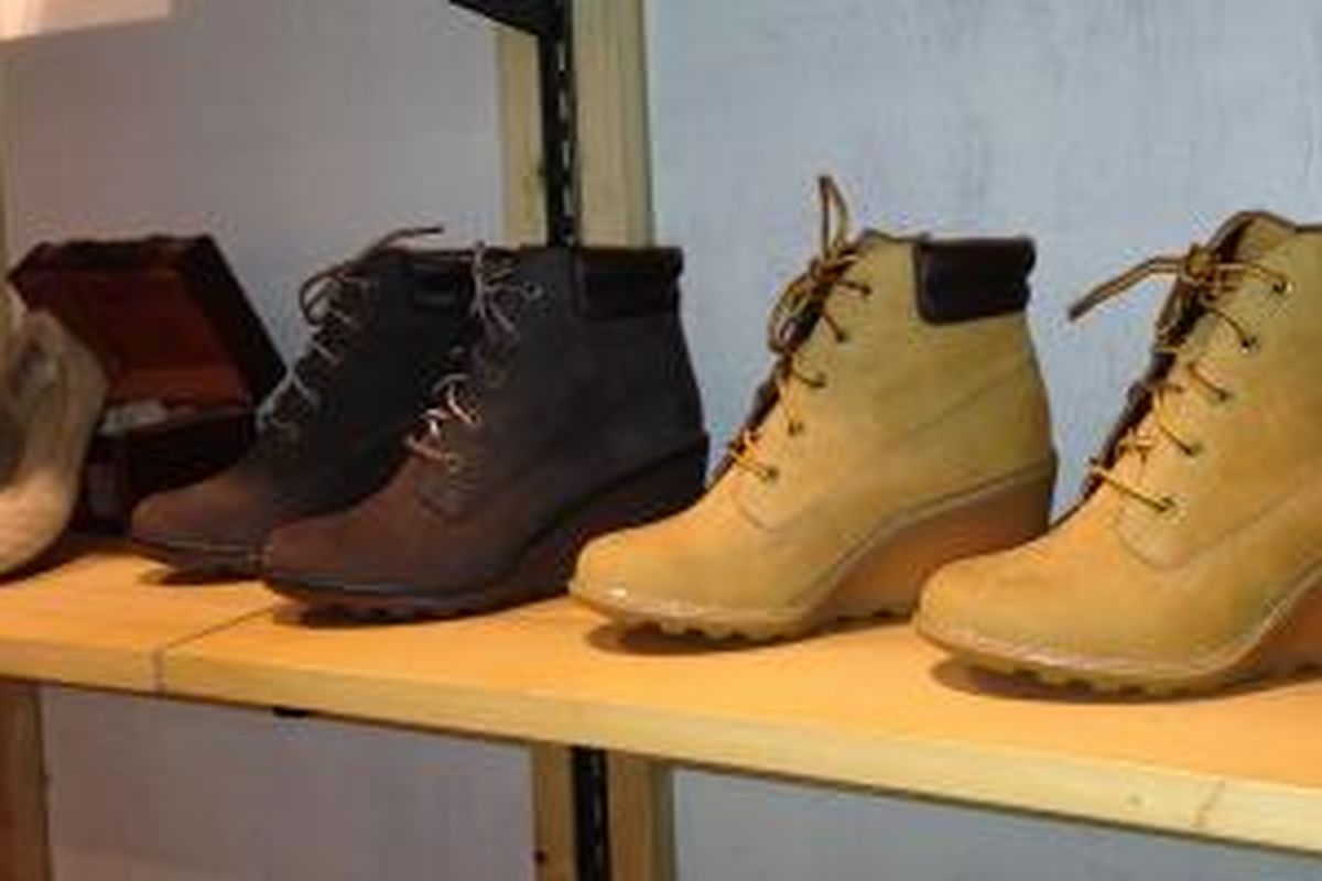 Wedges Yellow Boots untuk perempuan urban modern.