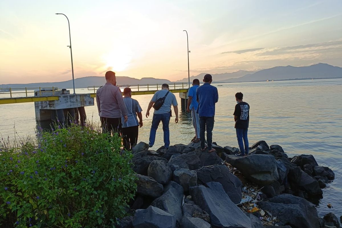 Dermaga Pelabuhan Ketapang, Kabupaten Banyuwangi, Jawa Timur, tempat kejadian perkara pria asal Kabupaten Batang, Jawa Tengah, ditemukan tenggelam setelah pesta miras.