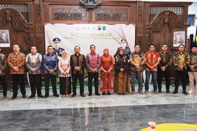 Bupati Pemalang Anom Widiyantoro dalam acara Kenal Pamit Kajari Pemalang di Pendopo Kabupaten, Kamis (30/10/2025).