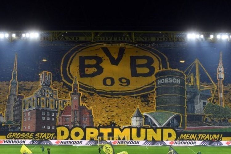 Yellow wall milik Borussia Dortmund di Stadion Signal Iduna Park.