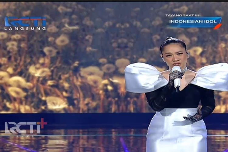 Penyanyi Bunga Citra Lestari atau BCL tampil lagi di panggung Indonesian Idol. 