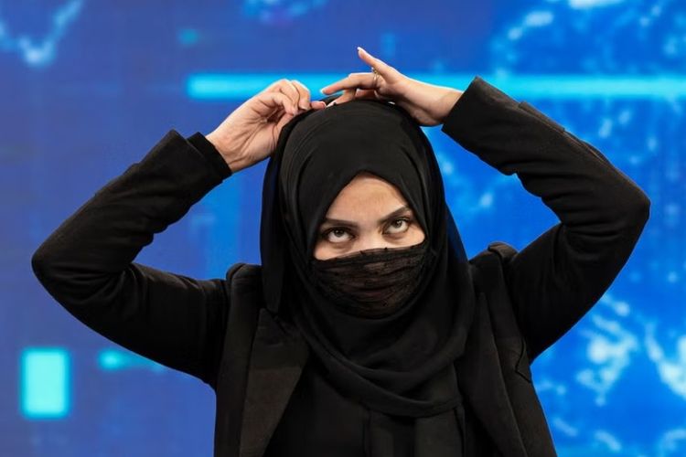 Perempuan pekerja media di Afghanistan harus mengenakan pakaian hitam dan kerudung dengan cadar ketika menjadi presenter TV.