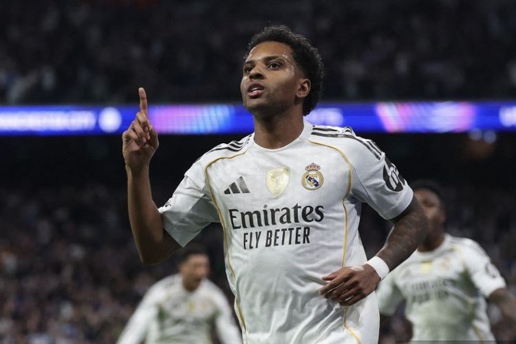 Penyerang Real Madrid, Rodrygo, merayakan gol pada laga pekan ke-6 Liga Champions Real Madrid vs Manchester City di Stadion Santiago Bernabeu di Madrid pada 10 Desember 2025.