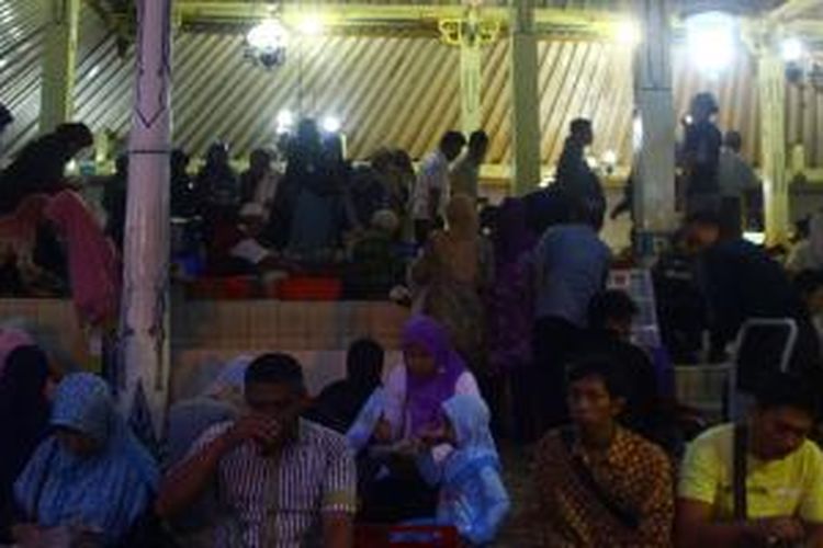 Lebih dari 1.000 orang berbuka puasa bersama setiap hari di Masjid Gedhe Kauman, Yogyakarta.