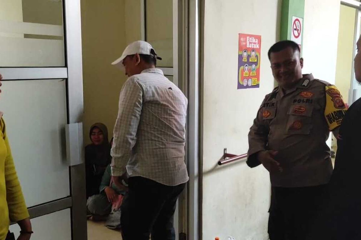 Petugas Kepolisian sedang menangani balita korban jeratan tali gelasan layangan putus di Puksesmas Cikalong, Kabupaten Tasikmalaya, Jawa Barat, Senin (16/10/2023).