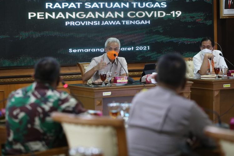 Gubernur Jawa Tengah (Jateng) Ganjar Pranowo saat memimpin rapat evaluasi penanganan Covid-19 di kantornya, Selasa (2/3/2021).
