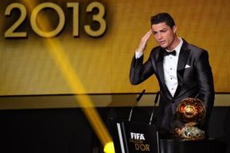 Bintang Real Madrid, Cristiano Ronaldo, saat menerima penghargaan FIFA Ballon d'Or 2013 di Zurich, Swiss, Senin (13/1/2014).