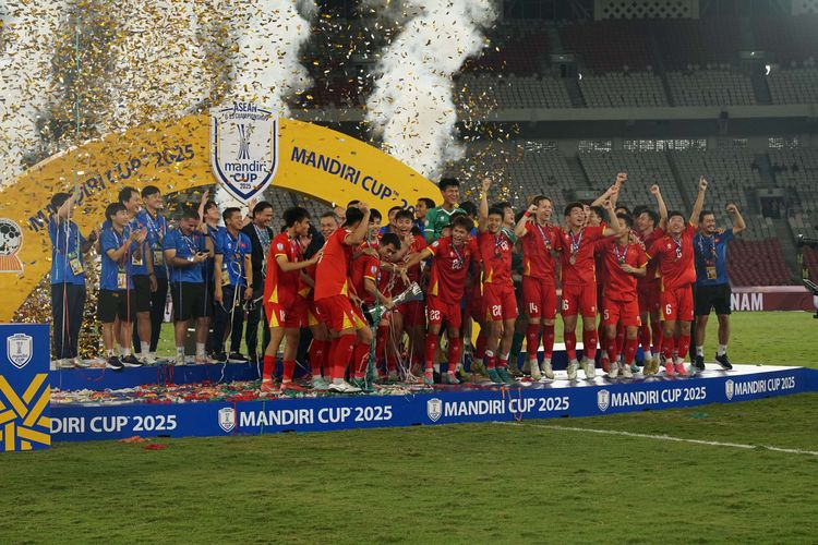 Sejumlah pemain timnas U23 Vietnam meluapkan kegembiraannya usai laga final ASEAN U23 Championship atau Piala AFF U23 2025 di Stadion Utama Gelora Bung Karno, Jakarta, Selasa (29/7/2025). Vietnam sukses keluar sebagai juara pada ajang ASEAN U23 Championship atau Piala AFF U23 2025 setelah mengalahkan Indonesia 1-0.