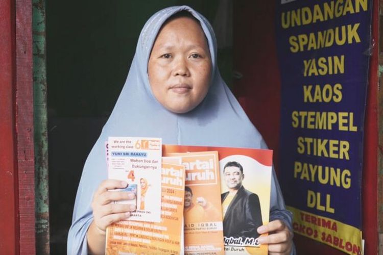 Sumainah, PRT, mendapat brosur kampanye dari Yuni.