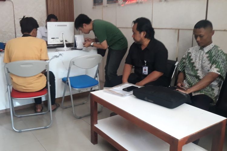 Keluarga korban yang didampingi Komnas Perlindungan Anak Jawa Timur sedang melaporkan kasus perundungan di Polres Pasuruan Kota, Senin (26/8/2024).
