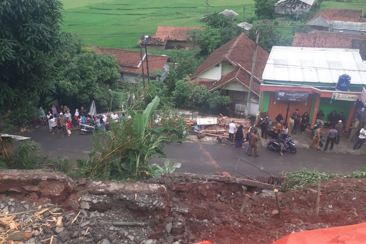 Tebing setinggi 8 meter dengan lebar 20 meter SDN Peusar di Sumedang Selatan, Sumedang, Jawa Barat, Senin (27/1/2020) sore. AAM AMINULLAH/KOMPAS.com