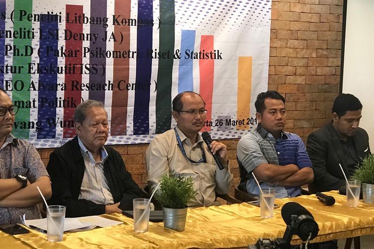 Peneliti Litbang Kompas Toto Suryaningtyas saat acara diskusi bertajuk Analisis Hasil Survei: Mengapa Bisa Beda?, di Upnormal Coffee, Cikini, Jakarta Pusat, Selasa (26/3/2019).