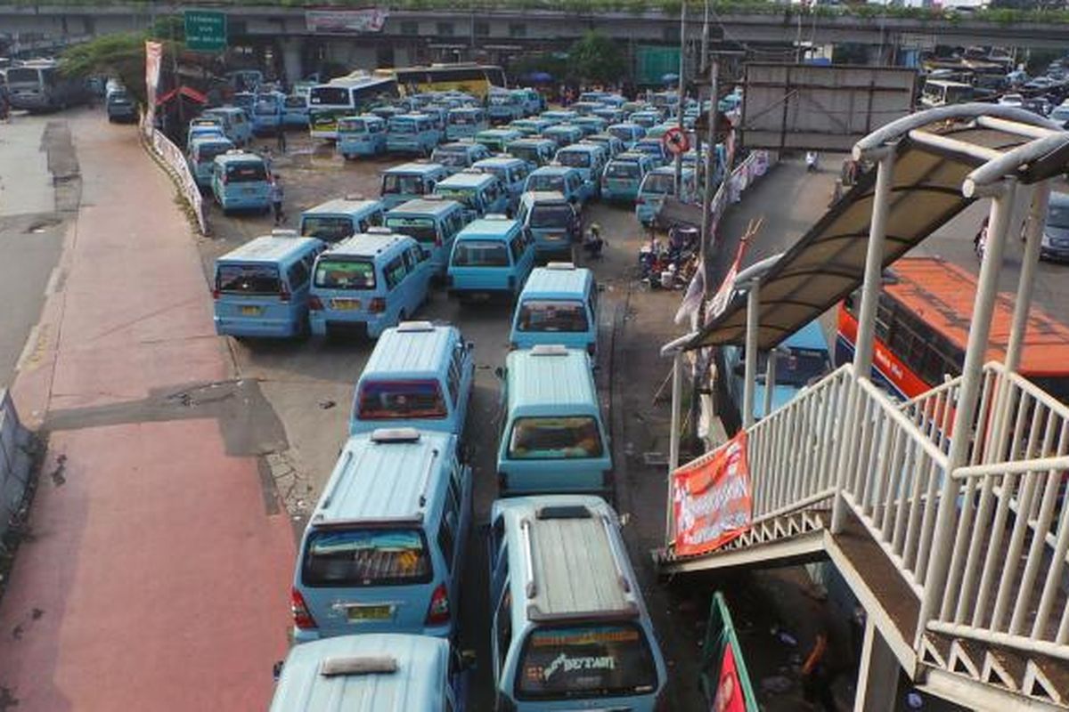 Antrian angkutan mikrolet memenuhi Terminal Kampung Melayu sampai menutupi jalur Transjakarta. Kondisi padatnya angkutan umum ini diakibatkan sepinya penumpang di bulan puasa. Kamis (3/7/2014).