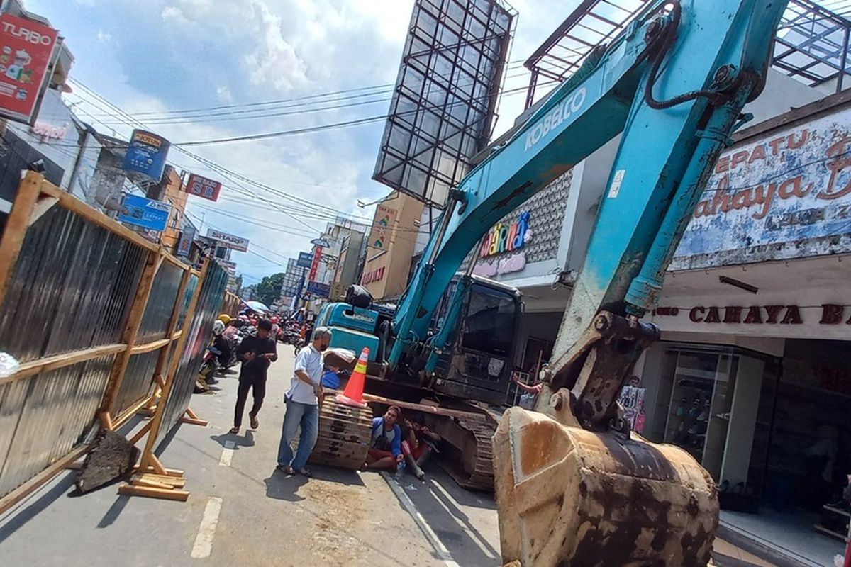 Pengerjaan proyek Maliboro Tasikmalaya yang dipaksakan tanpa sosialisasi sebelumnya ke warga dianggap mematikan roda perekonomian terus diprotes warga dan pedagang Jalan HZ Mustofa dan Cihideung Kota Tasikmalaya, Jawa Barat.