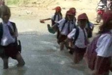Siswa SD Sabung Nyawa Seberangi Sungai demi Bersekolah