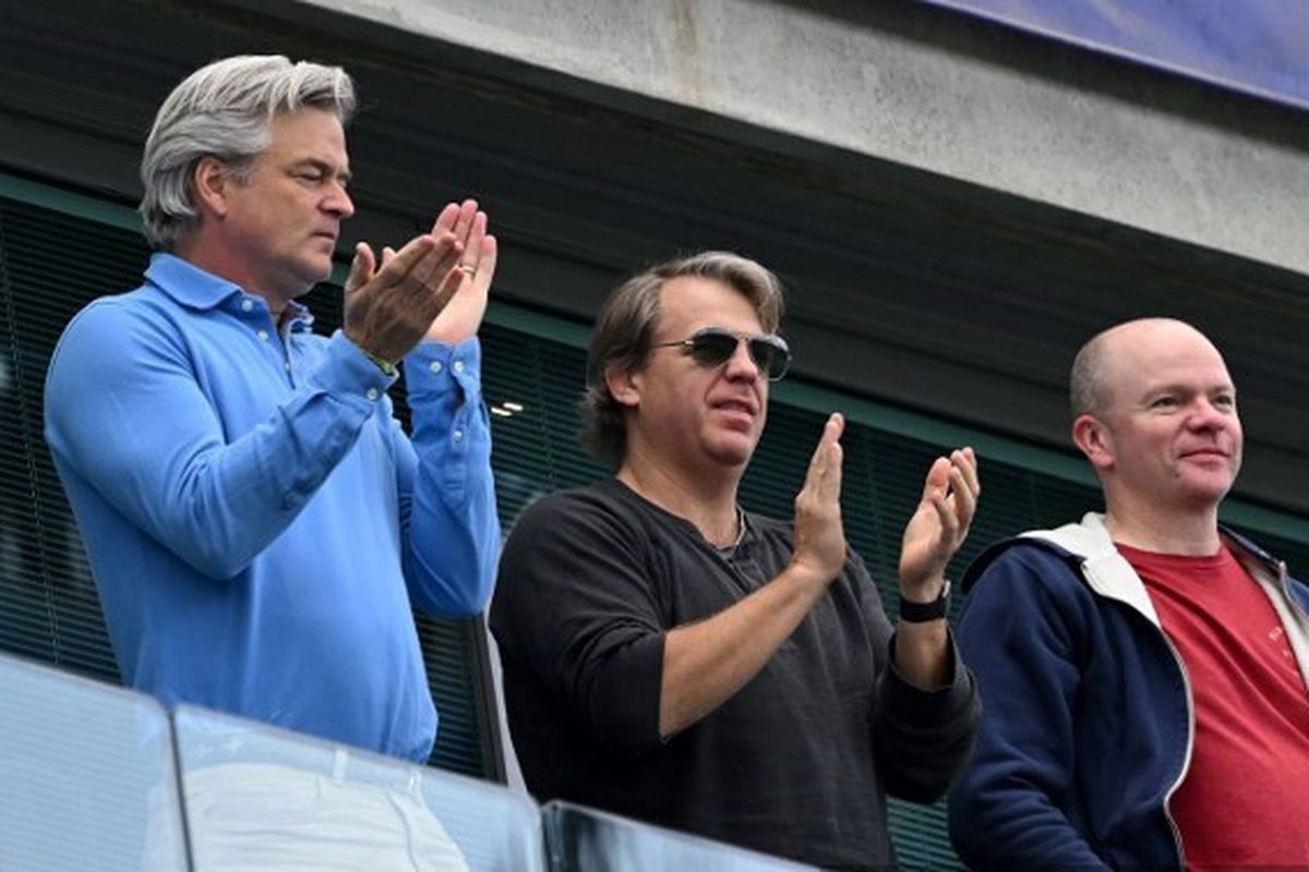 Calon pemilik baru Chelsea, Todd Boehly, bertepuk tangan saat menyaksikan laga kontra Wolverhampton Wanderers di Stamford Bridge pada 7 Mei 2022.