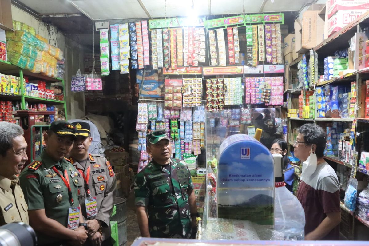 Kepala Staf TNI Angkatan Darat (KSAD) Jenderal TNI Dudung Abdurachman didampingi Wakil Wali Kota Dedie Rachim dan Kapolres Bogor Kota Kombes Susatyo Purnomo Condro saat melakukan sidak harga minyak goreng di Pasar Anyar, Kota Bogor, Jawa Barat, Senin (30/5/2022).