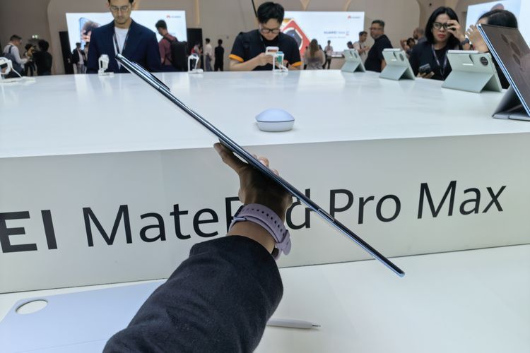 Selain ringan, tablet ini juga didesain tipis, ketebalannya hanya 4,7 mm. Bodinya terbilang lebih tipis dibanding Apple iPad Pro yang memiliki ketebalan 5,1 mm atau Honor MagicPad 3 Pro dengan ketebalan 4,82 mm.