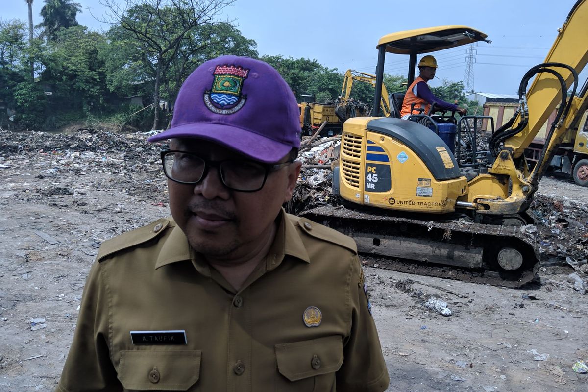 Kepala DLHK Kabupaten Tangerang, Achmad Taufik saat ditemui di bantaran sungai Cisadane Kecamatan Teluknaga, Selasa (17/12/2019)
