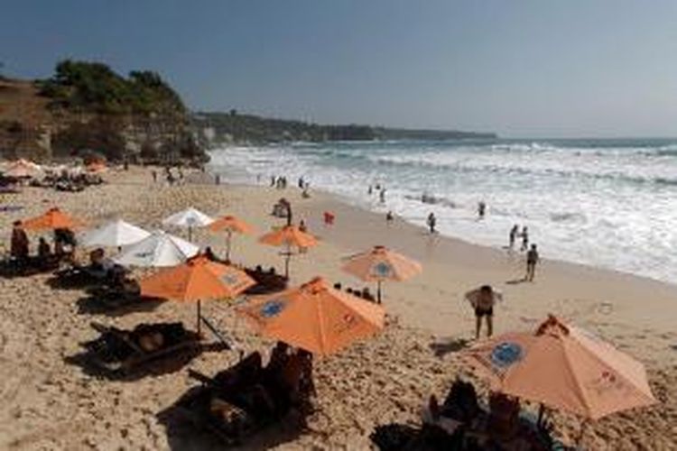 Wisatawan mengunjungi Pantai Dreamland, Bali, Jumat (7/9/2012). Pulau Bali ditargetkan dapat mendulang kunjungan wisatawan mancanegara hingga 4 juta orang pada 2012.
