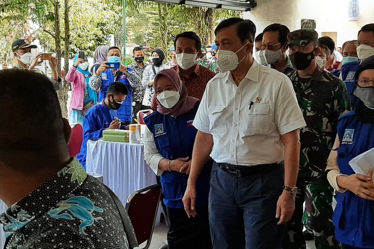 Menteri Koordinator bidang Kemaritiman dan Investasi Luhut Binsar Pandjaitan saat meninjau langsung pelaksanaan vaksinasi di Gedung Setda Kabupaten Sleman.