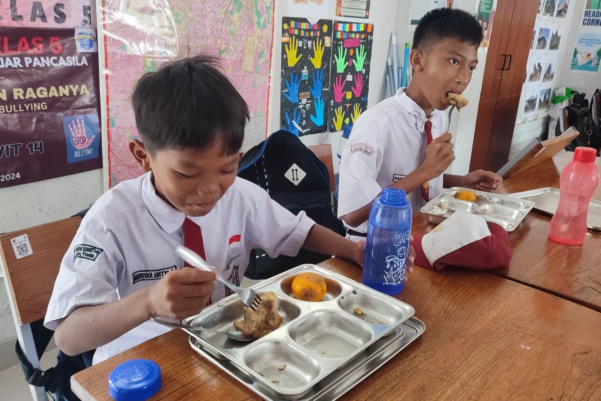 362 Siswa SDN 14 Duren Sawit Nikmati Makan Bergizi Gratis Perdana