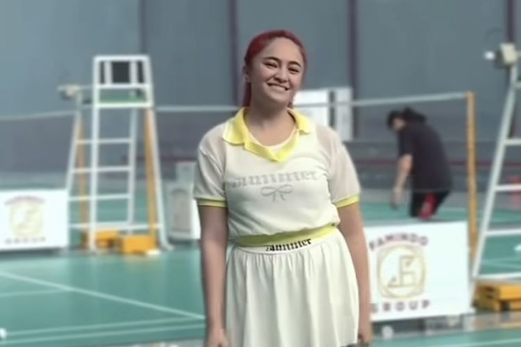 Penampilan Marshanda dengan warna rambut yang unik dan berani.