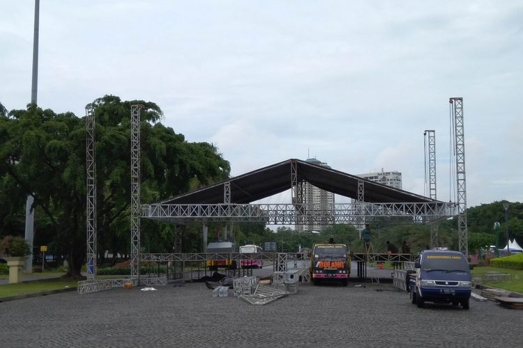 Persiapan panggung reuni 212 di Monas, Kamis (30/11/2017).