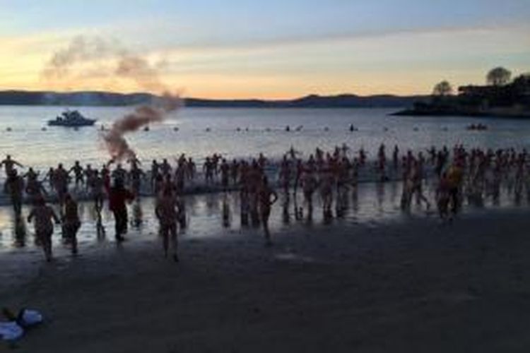 Lebih dari 700 orang berenang di Sungai Derwent, Hobart, Tasmania dalam suhu nyaris beku untuk memperingati hari terpendek di musim dingin atau yang disebut sebagai winter solstice.