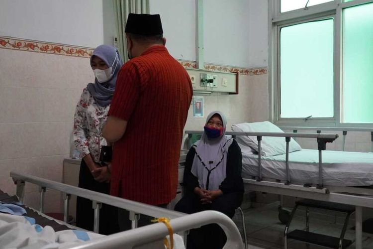 Penjabat Bupati Jepara Edy Supriyanta menjenguk korban penganiayaan, IHF (10) yang dirawat di ruang Anggrek I RSUD RA Kartini Jepara, Sabtu (5/11/2022). 