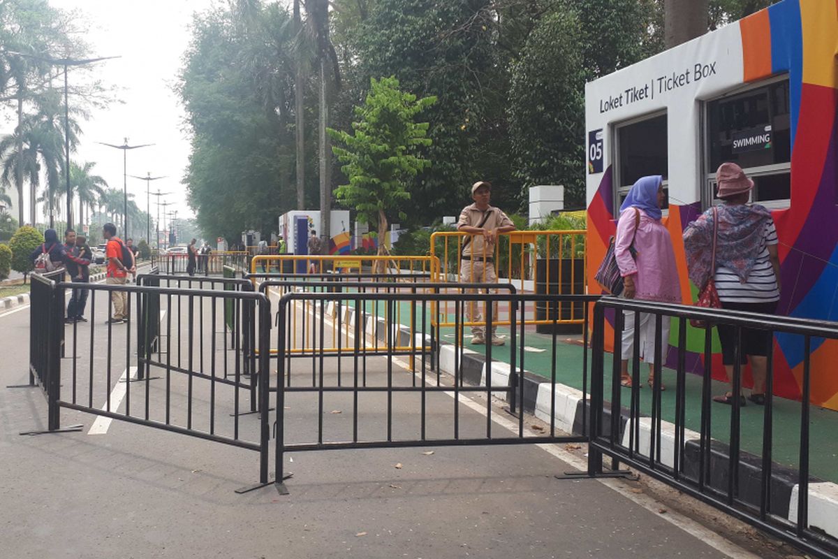 Antrean pembelian tiket di ticket box 6 untuk pertandingan bulutangkis di Gelora Bung Karno, Jakarta Pusat tampak sepi pada Jumat (24/8/2018).