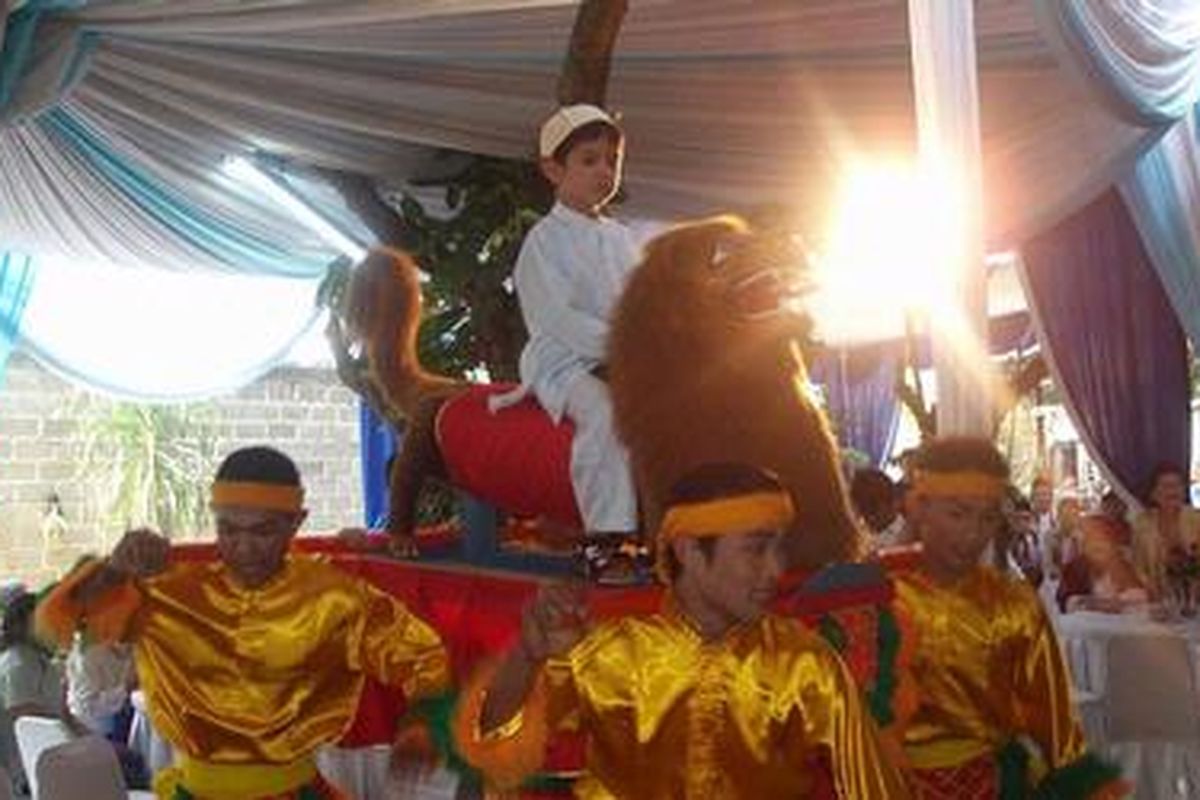 Khitanan Adam dengan tradisi sisingaan.