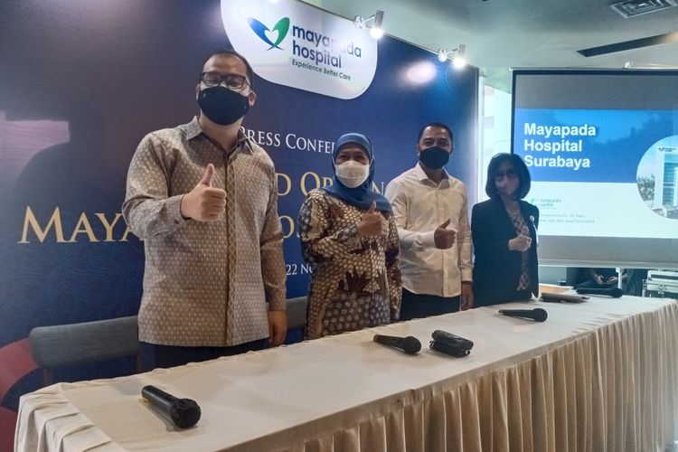 CEO Mayapada Healthcare Grup Jonathan Tahir bersama Gubernur Jatim Khofifah Indar Parawansa, Wali Kota Surabaya Eri Cahyadi dan Direktur Mayapada Hospital Surabaya Irawati Marga saat press conference peresmian Mayapada Hospital Surabaya di Jalan Mayjend Sungkono, Surabaya, Jawa Timur, Senin (22/11/2021).