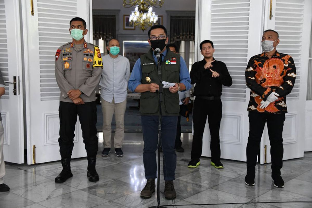 Gubernur Jawa Barat Ridwan Kamil  dalam jumpa pers di Gedung Pakuan, Kota Bandung, Minggu (12/4/2020).