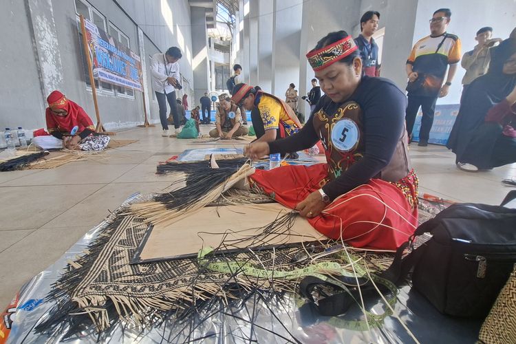 Lomba Menjawet Uwei di Kalteng, Menghidupkan Tradisi Menganyam Rotan Khas Dayak