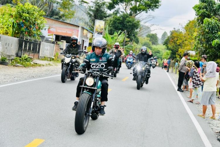 Presiden Joko Widodo dan sejumlah menteri yang mendampinginya dalam kunjungan kerja di Sumatera Utara menaiki sepeda motor dari Simpang Tiga Bandar Udara Sibisa, Kabupaten Toba menuju Kawasan Pantai Bebas Parapat, Kabupaten Simalungun, pada Rabu (2/2/2022).