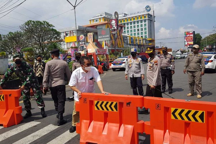 Petugas gabungan memasang sekat di simpang Trio/Artos tepat di jalur utama masuk ke Kota Magelang, Jawa Tengah, dari arah selatan (Yogyakarta), Sabtu (3/7/2021). Pemasangan sekat dari water barrier ini berlangsung selama Pemberlakuan Pembatasan Kegiatan Masyarakat (PPKM) Darurat, 3-20 Juli 2021.