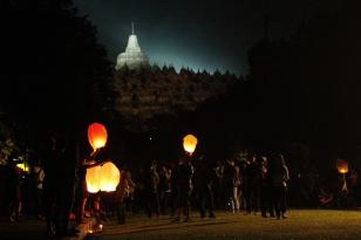Warga dan wisatawan melepas ribuan lampion di komplek Candi Borobudur saat malam pergantian tahun dari 2015 ke 2016.