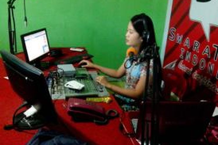 Kelulusan siswa SMA dan SMK di Nunukan akan dilaksanakan lewat radio untuk menghindari konvoi dan aksi corat coret pasca pengumuman. Seorang penyiar radio di Nunukan.