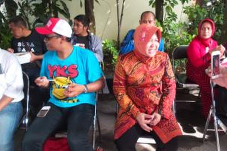 Calon Wali Kota Tri Rismaharini usai menggunakan hak pilihnya di Kecamatan Wiyung, Surabaya, Jawa Timur, Selasa (9/12/2015).