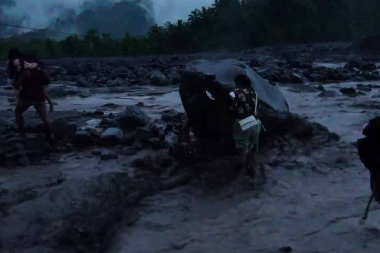Aksi nekat warga sebrangi derasnya banjir lahar Semeru, Rabu (28/12/2022)