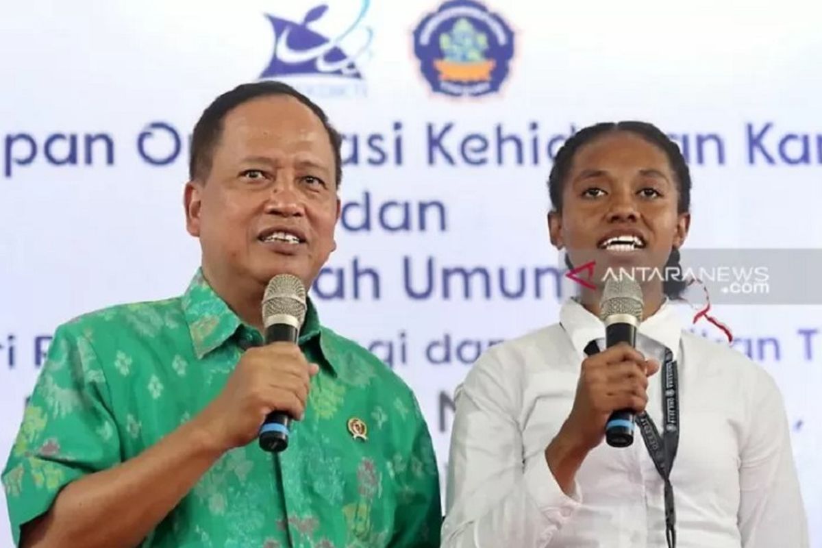 Menristekdikti Mohamad Nasir bersama mahasiswa Papua saat memberikan kuliah umum di hadapan mahasiswa baru setelah penutupan Orientasi Kehidupan Kampus (OKK) di Undiksha Singaraja, Kabupaten Buleleng, Bali, Selasa (20/8/2019).