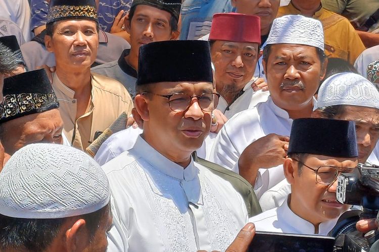 Calon presiden nomor urut 1, Anies Baswedan saat ditemui usai ibadah Shalat Jumat di Sunter Agung, Jakarta Utara, Jumat (1/3/2024).