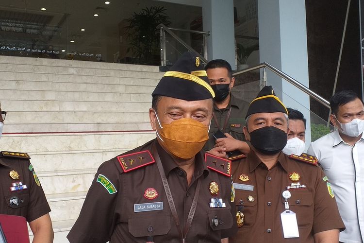 Kajati Riau, Jaja Subagja didampingi Kajari Pekanbaru, Wahyu Wibowo saat diwawancarai wartawan terkait penahanan tersangka kasus pelecehan seksual mahasiswi Unri, Senin (17/1/2022).